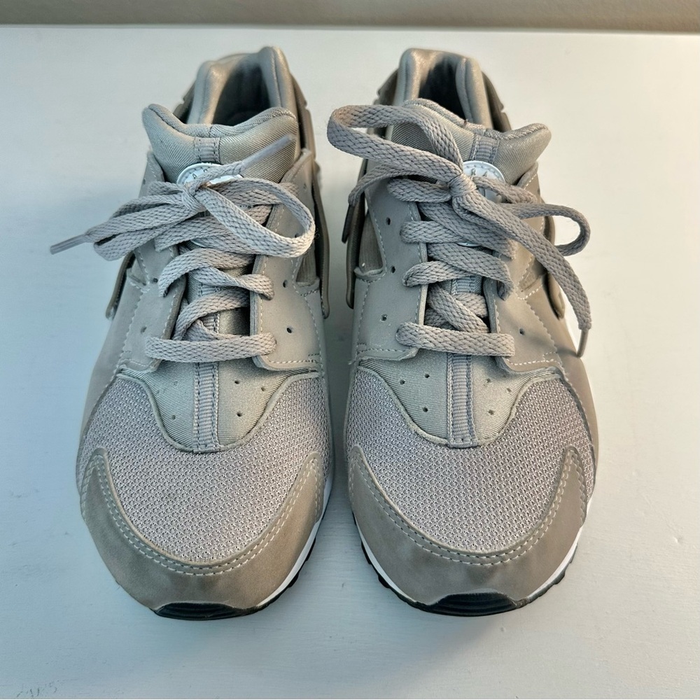 Nike Huarche Silver Gray Youth Running Shoe - Picture 2 of 9